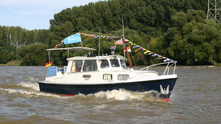 Motoryacht Apollo in Fahrt zu Berg bei Rhein-km 661